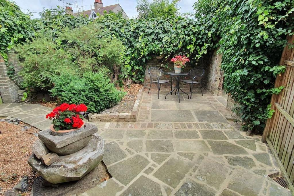 Beautiful 1 Bedroom Cottage With Courtyard. Deal Εξωτερικό φωτογραφία