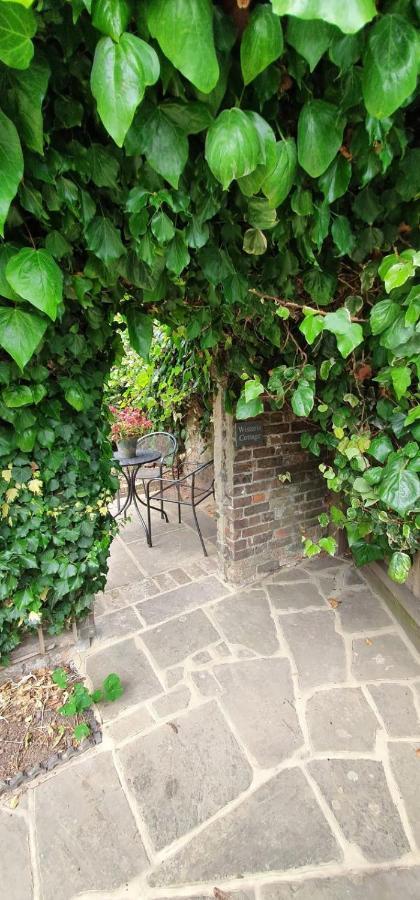 Beautiful 1 Bedroom Cottage With Courtyard. Deal Εξωτερικό φωτογραφία