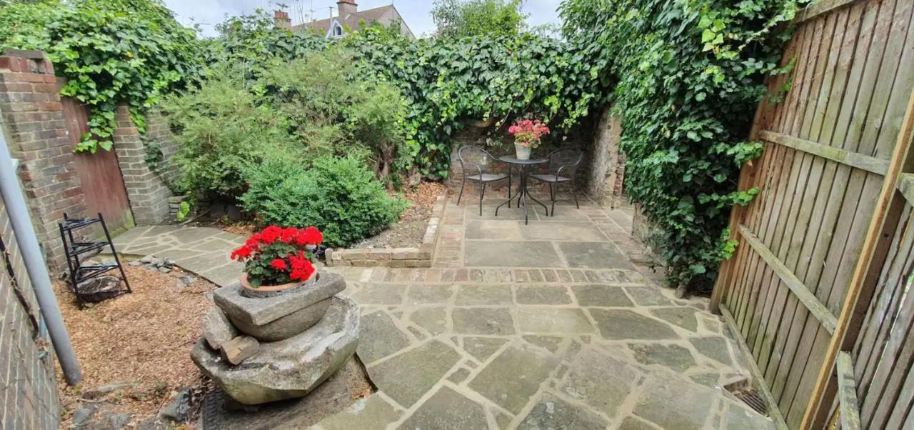 Beautiful 1 Bedroom Cottage With Courtyard. Deal Εξωτερικό φωτογραφία